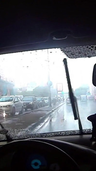 友人たちがニキビのある女の子を車で送って、矯正器具に精液を入れました