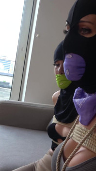 ¡El mayhem hinchado de Tatti y Lilly: cuerdas inescuas, mordazas de Otm y sorpresa de pasamontañas! + detrás de la polla