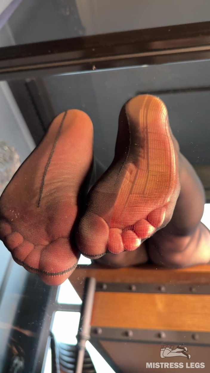 Mistress Legs: 유리로 찢어진 나일론 발로 당신을 괴롭히는 걸 지켜봐