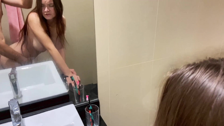 Julia Say No: 继兄弟在淋浴时看着继妹，直到她让他操她