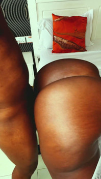 Une BBW noire sexy prend du plaisir passionnément et aime les activités intenses en missionnaire et en levrette