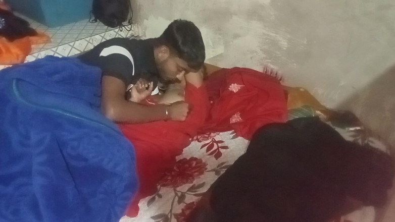 Nisha Kumari: インドの既婚夫婦はフッキニーを楽しんでください