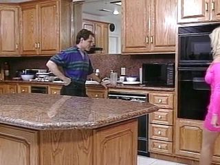 Hooters Entertainment: Une MILF coquine baise une grosse bite dans la cuisine
