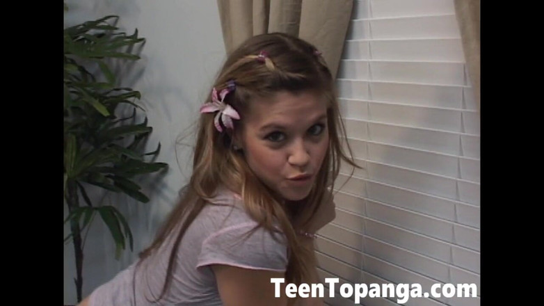 Teen Topanga: Genç topanga genç amcığını göstermek için soyunuyor ve bacaklarını açıyor