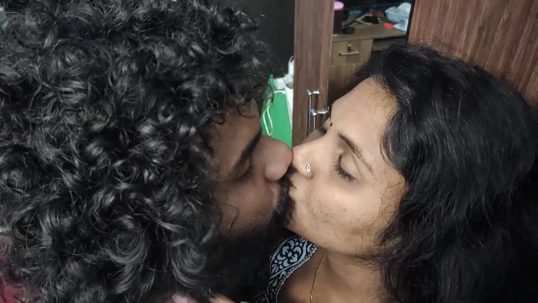 Vaigavarun45: Mallu üniversiteli öğretmen öğretmenin evinde oğlanla gece ateşli romantik sert sikişiyor