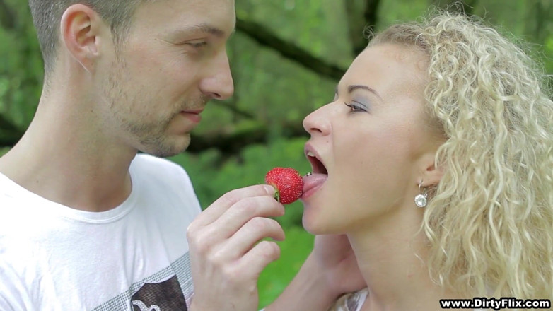 Moms Passions: Piknik battaniyesinde romantik sikiş