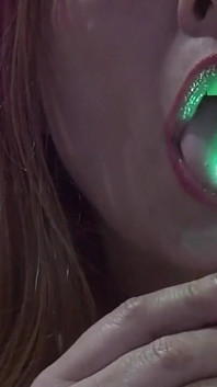 Incredibile!! Ha ingoiato un cordone molto lungo con grandi luci verdi brillanti a forma di ragni.