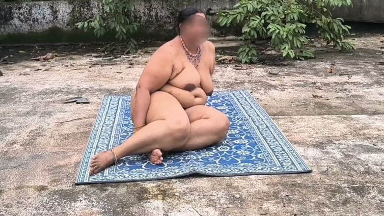 Anne Ipe: Naughty Nudist From India Relaxing Outdoor Naked, Eating Fresh Fruit...