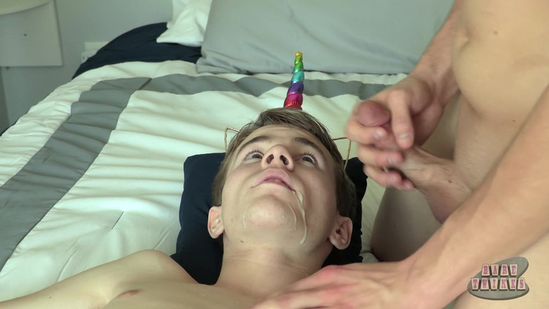 Bare Twinks: Chlupatí kluci bez sedla v ložnici