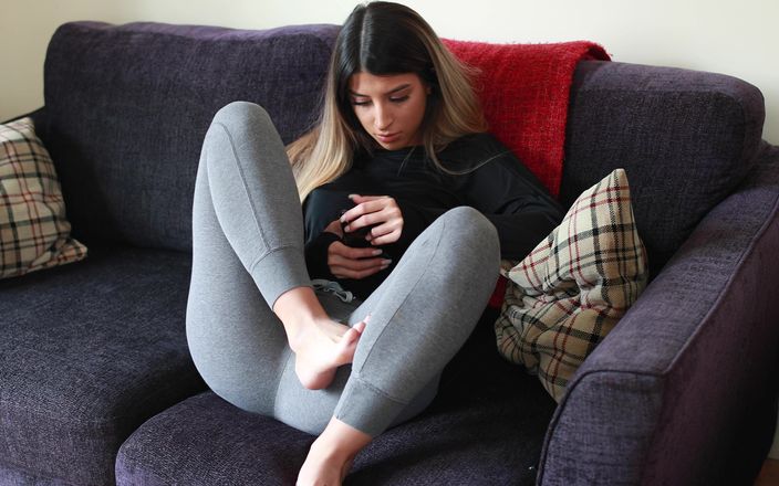 Glamour Bunnies: Alexa campbell spogliarello in pantaloni da yoga grigi