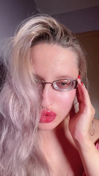 Karın hiçbir şey değil çünkü Findom Goaldigger'a aşıksın. Büyük kalın gözlükler ve kırmızı büyük dudaklarda boşalma ayini.
