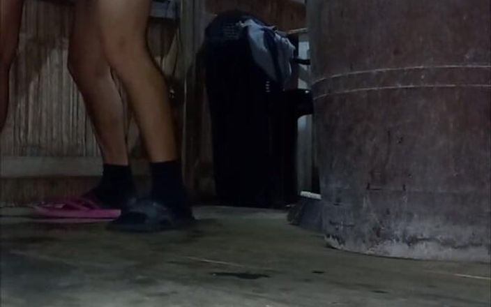 Martin13: Me follo al mejor amigo de mi padrastro mientras él sale...