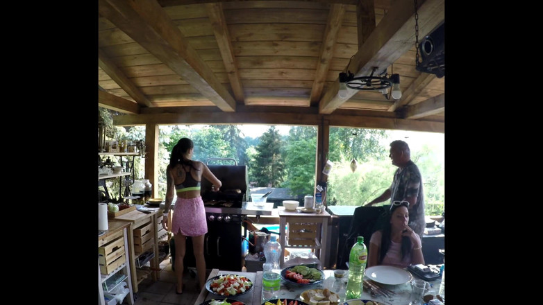 Leon Lambert Girls Twerk Parties CFNM: У соседки есть барбекю вечеринка, и девушки бесстыдные и без трусиков