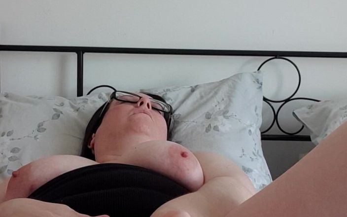 Littlevixen: Soție care se joacă cu vibratorul meu roz iepure în rochie...
