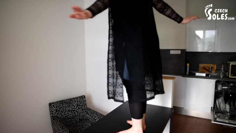Czech Soles - foot fetish content: Pés sujos de caminhada descalça