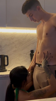 부엌에서 섹스하는 남편과 나는 그에게 내 후장을 주기 때문에 그가 원하는 대로 할 수 있어 - Yasmina Khan