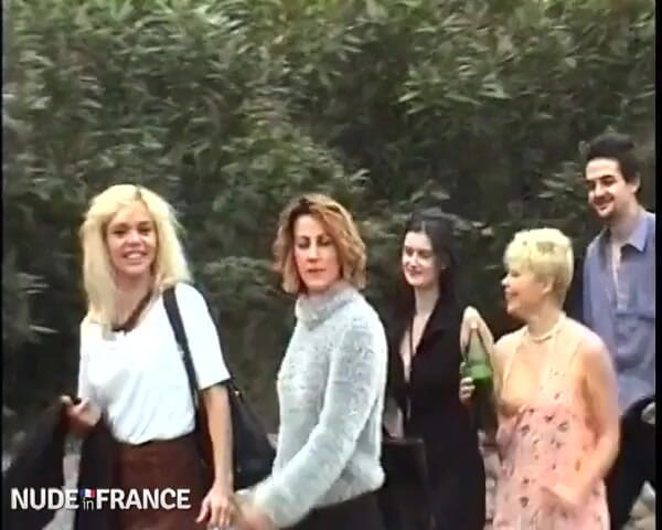 Nude in France: Orgía grupal caliente al aire libre para un grupo de...