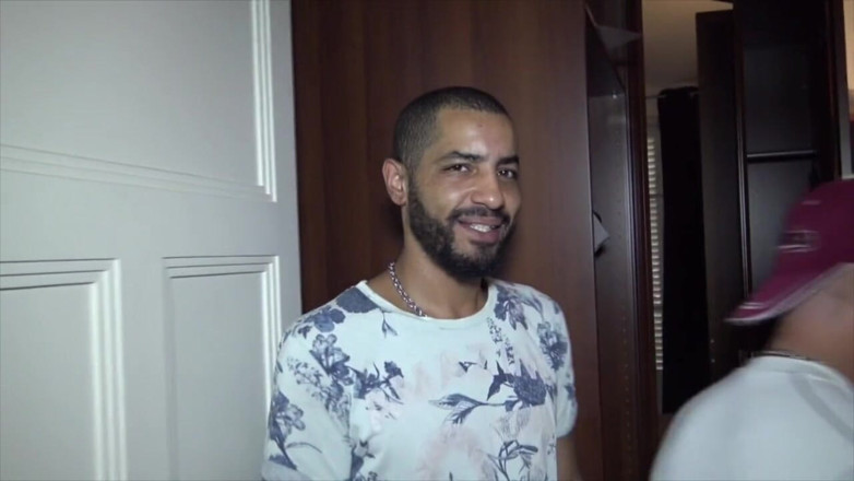 MALIK THE ARAB FUCKER XXL: Bastian, Malik'in arkadaşı Arap Tahar tarafından prezervatifsiz sikiliyor
