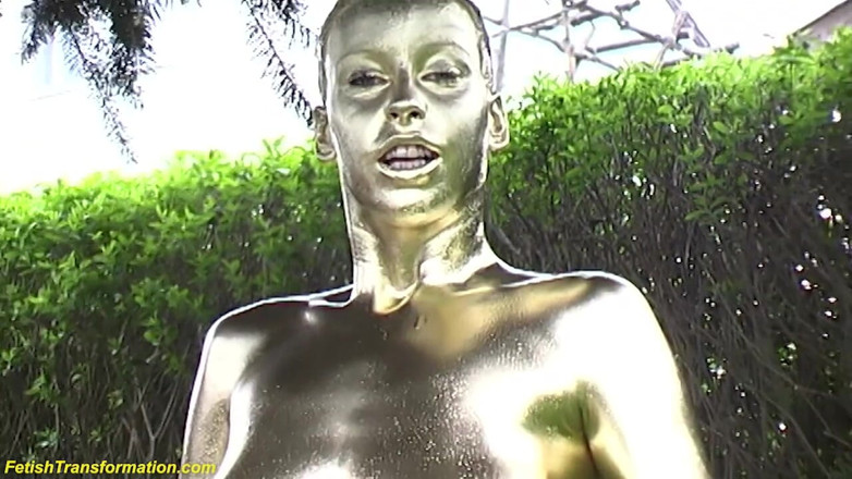 Fetish Islands: 疯狂的户外金色金属彩绘丰满的雕像女孩