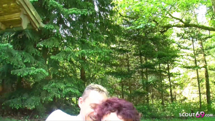 Full porn collection: Una coppia tedesca incontra una donna che cammina nella foresta...