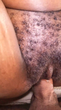 Preta buceta peluda fodida e gozada dentro por cara branco