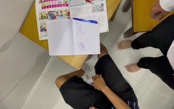 Quan Vietnam 18: 年轻的处男学生第一次被老老师惩罚。挤奶，无鞍大鸡巴紧孔射在里面。