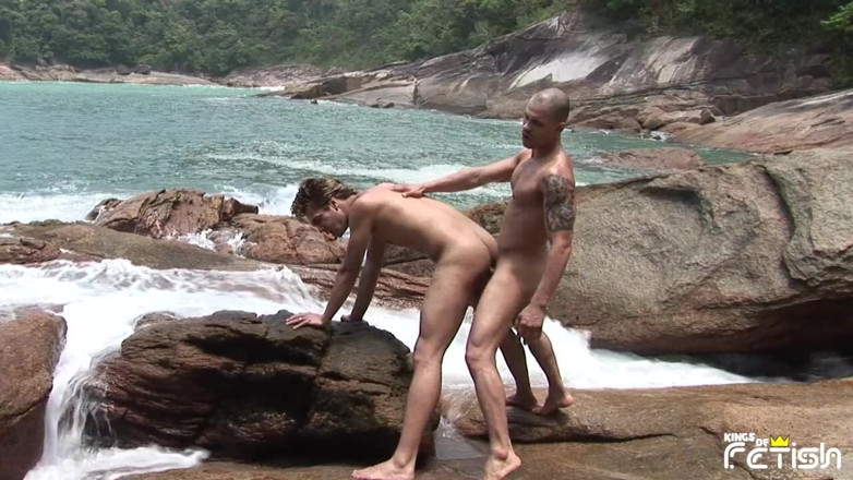 Gay Diaries: Tetovaný chlap a jeho partnerka buší do zadků na skály...