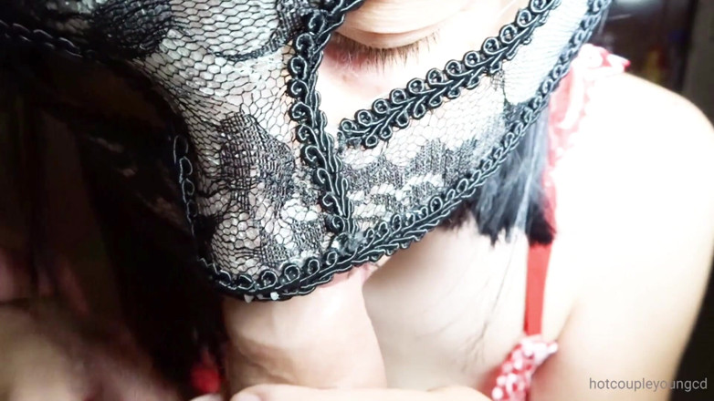 Brunette Criss: Versaute ehefrau gibt ihm einen blowjob