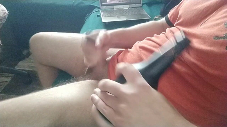 Hot guy solo: Gay berotot masturbasi kontolnya dengan senter dan muncrat dengan erangan