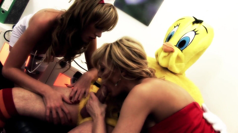 Hot Sex Party: Ragazze sexy fanno un pompino a questo cartone animato in...