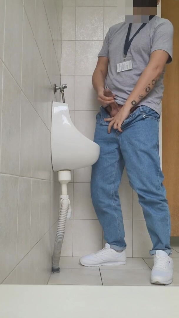 Wanker forever: Thủ dâm mạo hiểm trong phòng tiểu tại nơi làm...