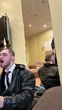 Takım elbiseli bir pidr, spor ayakkabılı ve deri ceketli bir gopnik'e hizmet eder