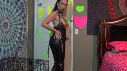 Femdom Austria: Solo-herrin mit latex zeigt ihre titten, während sie schmutzig spricht