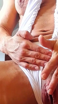Eu brinco com meu clitóris grande e suculento, esguichando ilimitado
