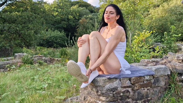 Nicky Brill: Dekat luar ternganga pepek saya dan kencing