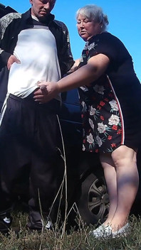 Mi novia toma mi polla mientras orine y luego me da una mamada al aire libre