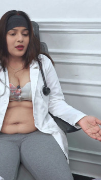 Klinik seks - dokter pantat montok ngajarin posisi seks sama pasiennya, pasien nggak sengaja masukin kontol ke dalam memek dokter