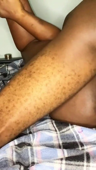 我喜欢给我的男人口交并骑乘他的大黑屌