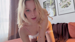 Little_Kitty69: 我让我的小奶子弹跳，我的屁股摇晃，完全挑逗你