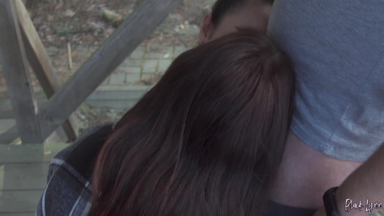 YSP Studio: Kami menghisapnya bersama-sama masa percutian kami - blowjob bertiga di luar