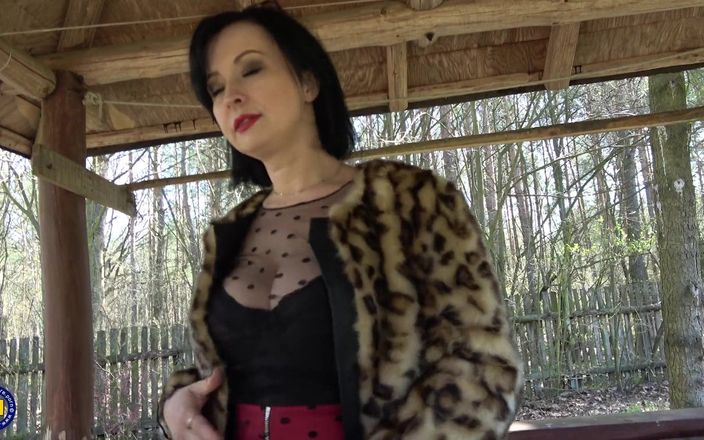 Mature NL: Orta yaşlı seksi kadın wanilianna halka açık bir parkta kendisiyle çok...