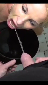 Urină și spermă excitate după sexul în grup