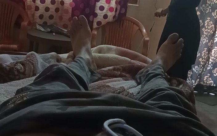 Real desi indian sex: Гаряча індійська дезі бхабхі смокче член свого сусіда і нарізає його волосся на члені
