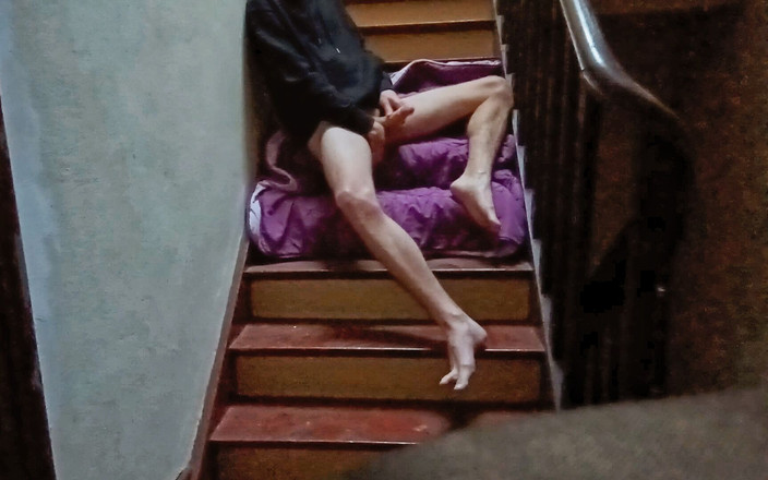 Arthur Refined: 階段の吹き抜けでオナニーする