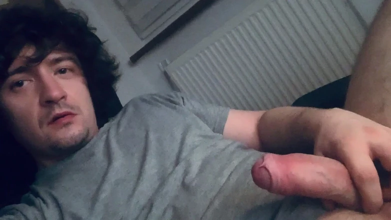 pikuslordwife: Un jeune garçon se branle devant l’ordinateur. Visage, émotions, bite, masturbation...