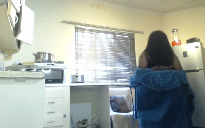 Legendary Booty Overdose: African SSBBW Stripteasing and Masturbating