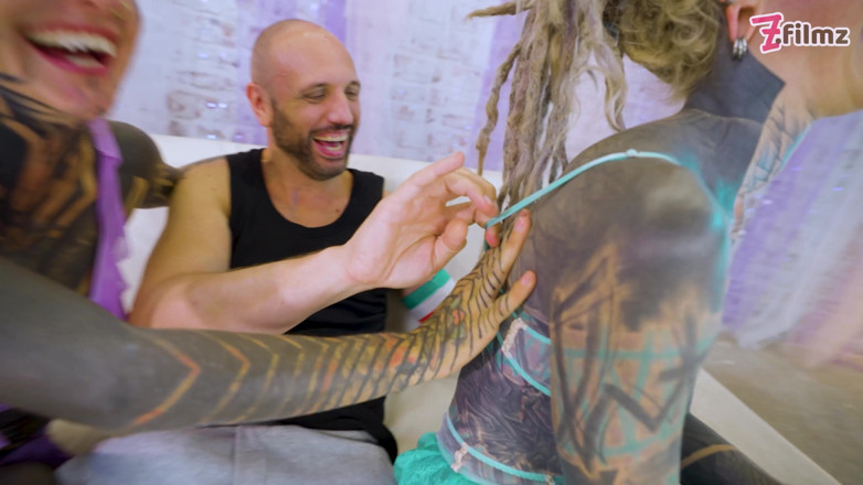 Spicy Lab Production: Tysk trekant med två tatuerade tjejer som är sugna på sex