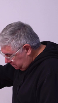 Massagista Deixa O Paciente Sozinho, E O Eletricista Termina O Trabalho.