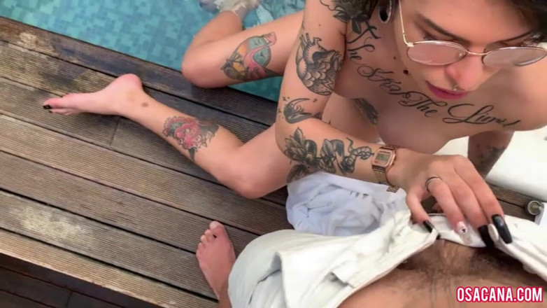 World Tranny: Tocilară tatuată cu penis mare care îi dă fundul lui Roludo