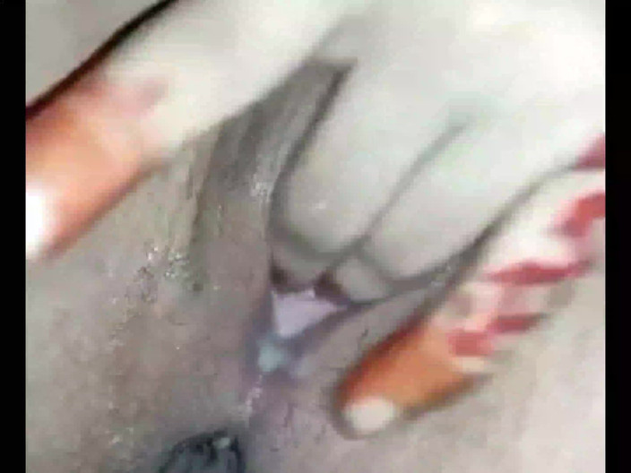 Horny_Tina: India masturbándose